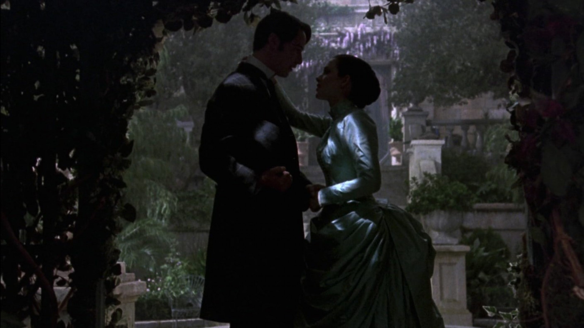 Keanu Reeves e Winona Ryder em 'Drácula de Bram Stoker' - Reprodução