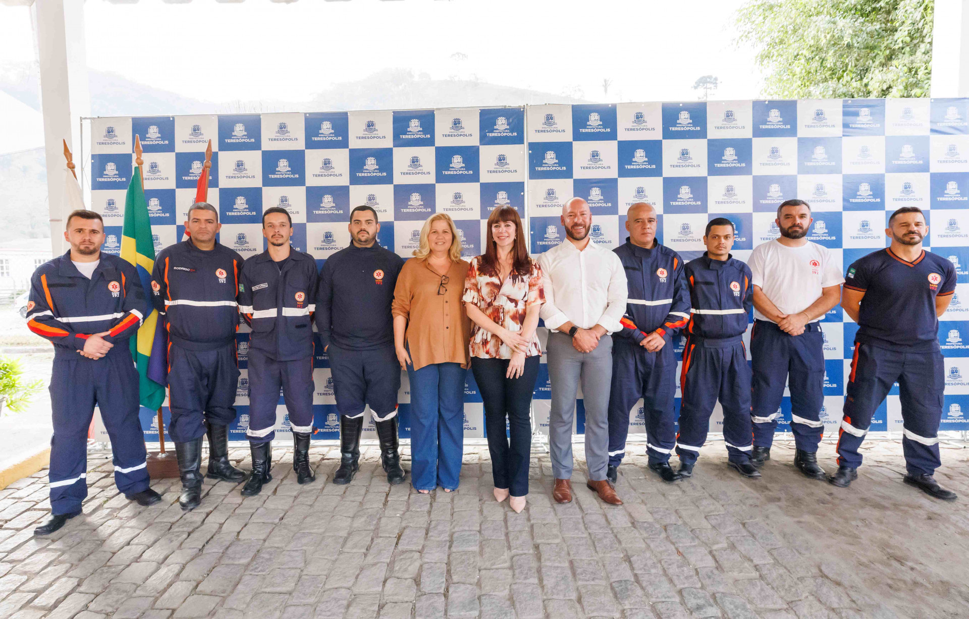 O Prefeito Vinicius Claussen e a Secretária de Saúde Clarissa Rippel com a equipe do SAMU - Bruno Nepomuceno