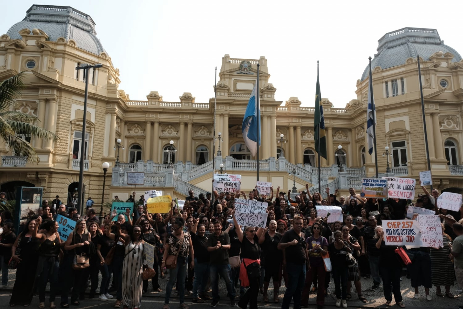 Funcionários da extinta Faep protestaram na frente do Palácio Guanabara, em Laranjeiras - Pedro Teixeira / Agência O Dia