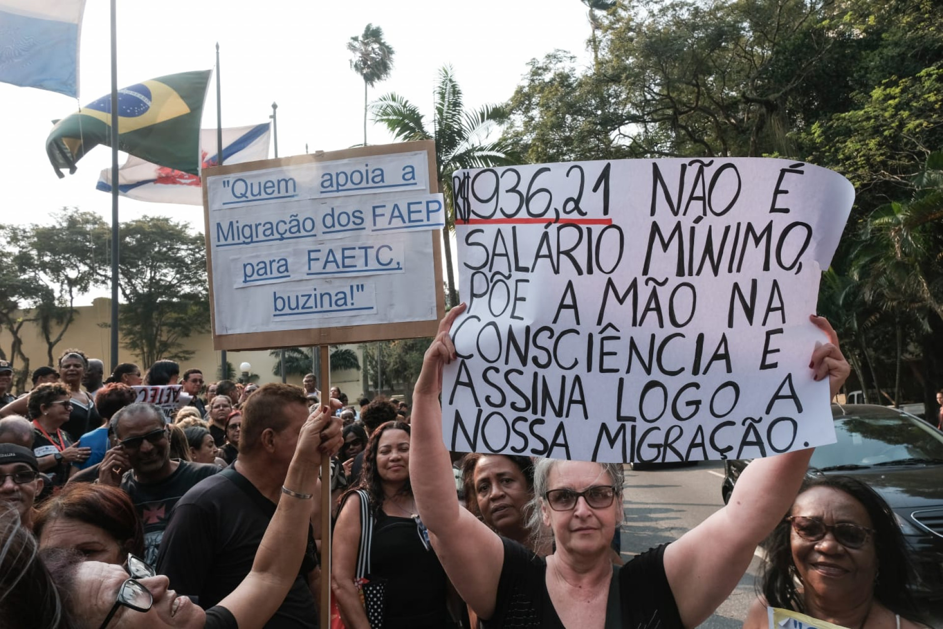 Funcionários da extinta Faep protestaram na frente do Palácio Guanabara, em Laranjeiras - Pedro Teixeira / Agência O Dia