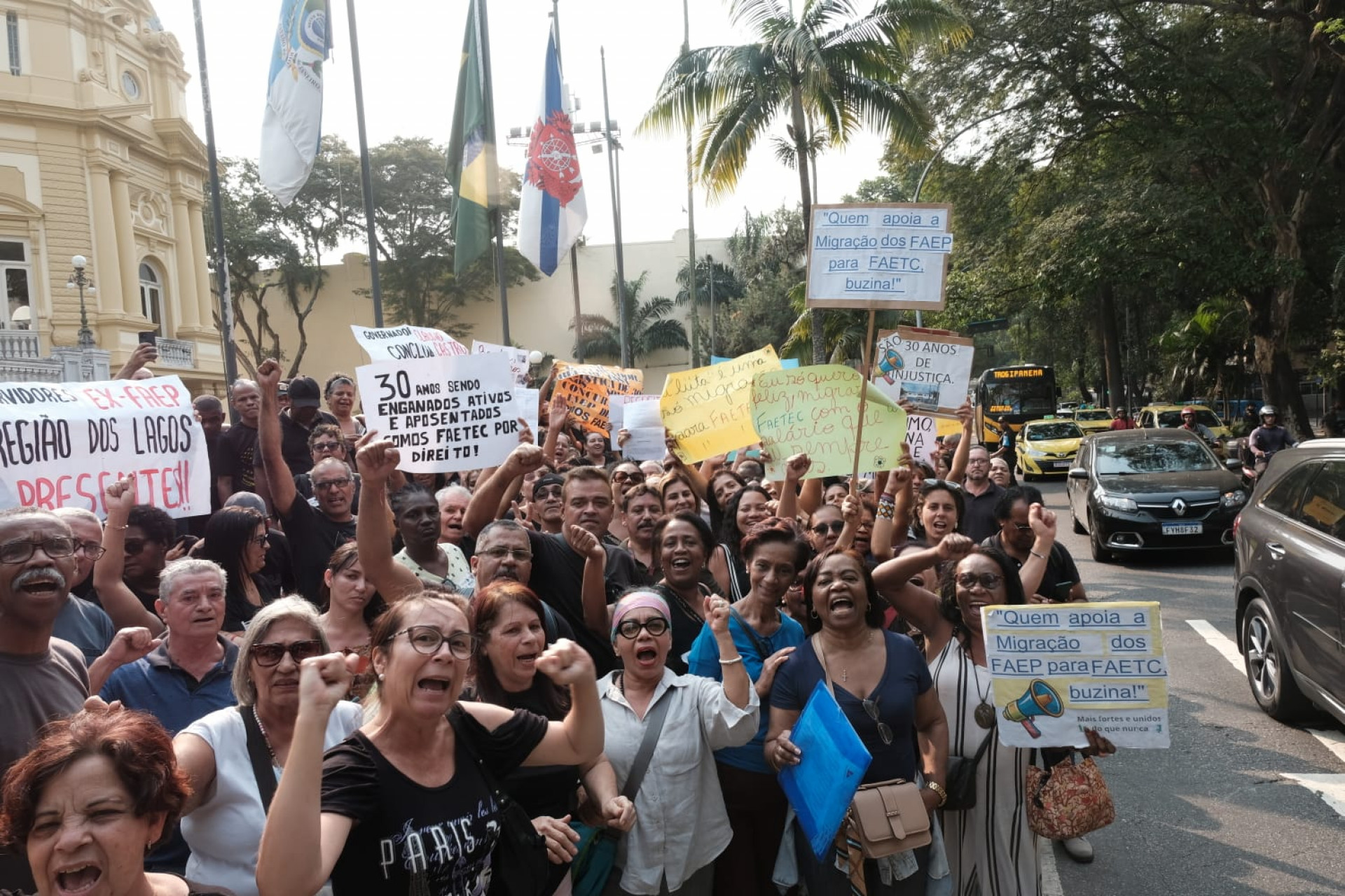 Funcionários da extinta Faep protestaram na frente do Palácio Guanabara, em Laranjeiras - Pedro Teixeira / Agência O Dia