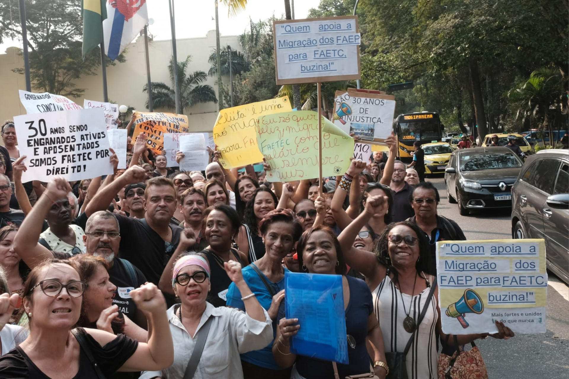 Funcionários da extinta Faep protestaram na frente do Palácio Guanabara, em Laranjeiras - Pedro Teixeira / Agência O Dia