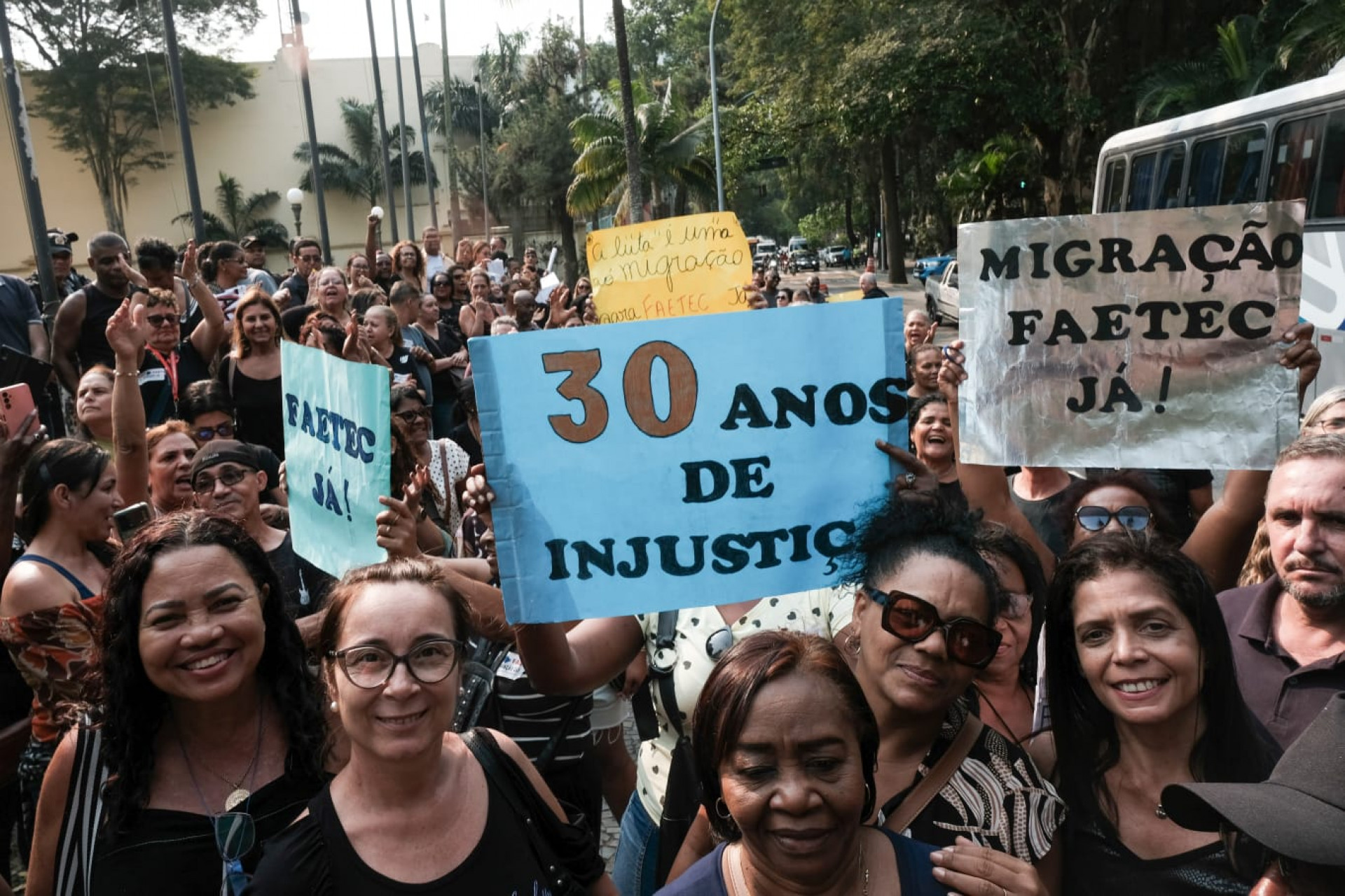 Funcionários da extinta Faep protestaram na frente do Palácio Guanabara, em Laranjeiras - Pedro Teixeira / Agência O Dia