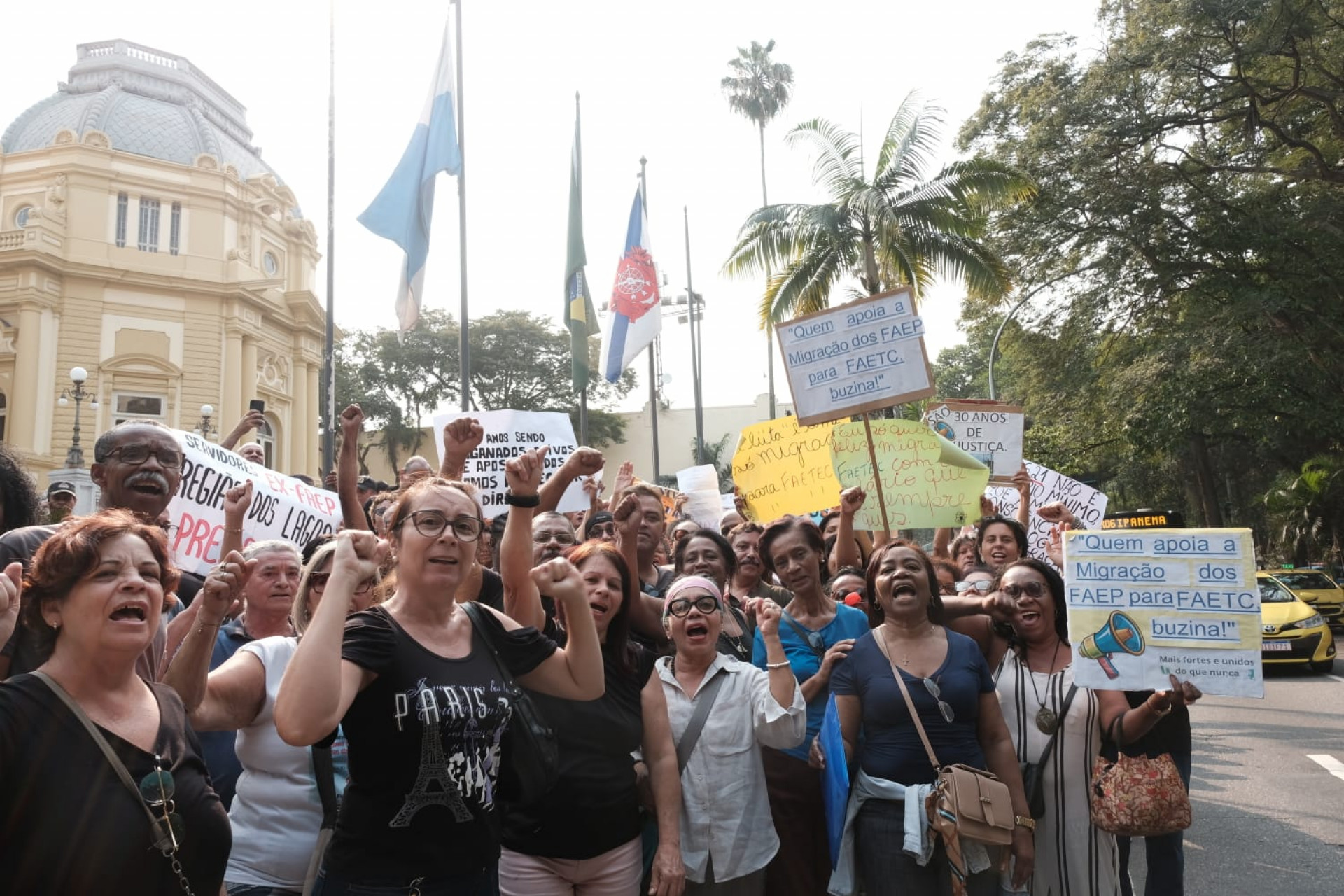 Funcionários da extinta Faep protestaram na frente do Palácio Guanabara, em Laranjeiras - Pedro Teixeira / Agência O Dia