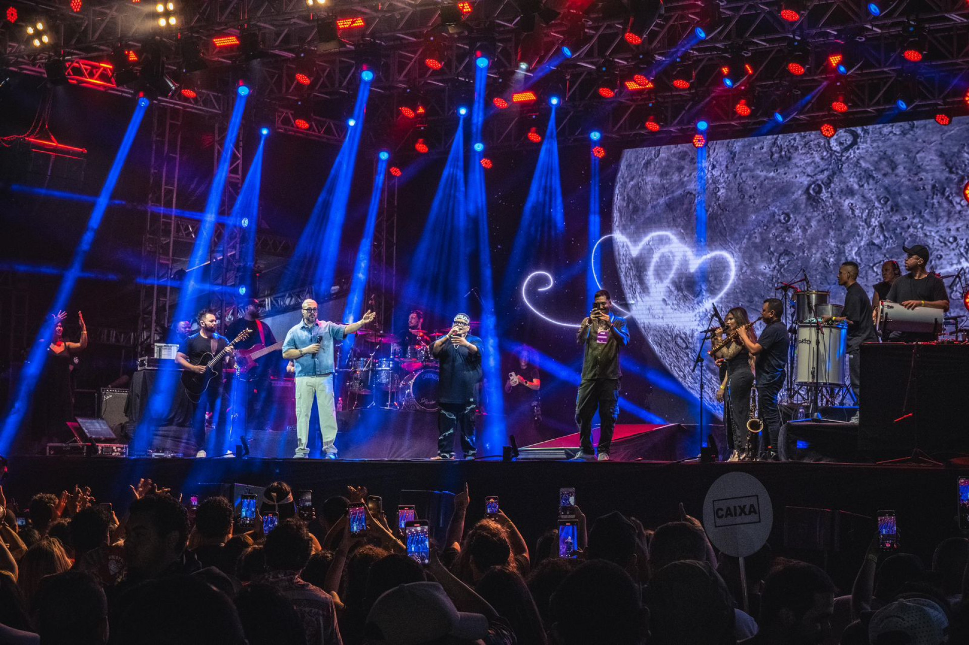 Grupo Chega na Moral com o cantor Belo tocando no palco da festa de aniversário de Nilópolis - Divulgação / Felipe Miranda