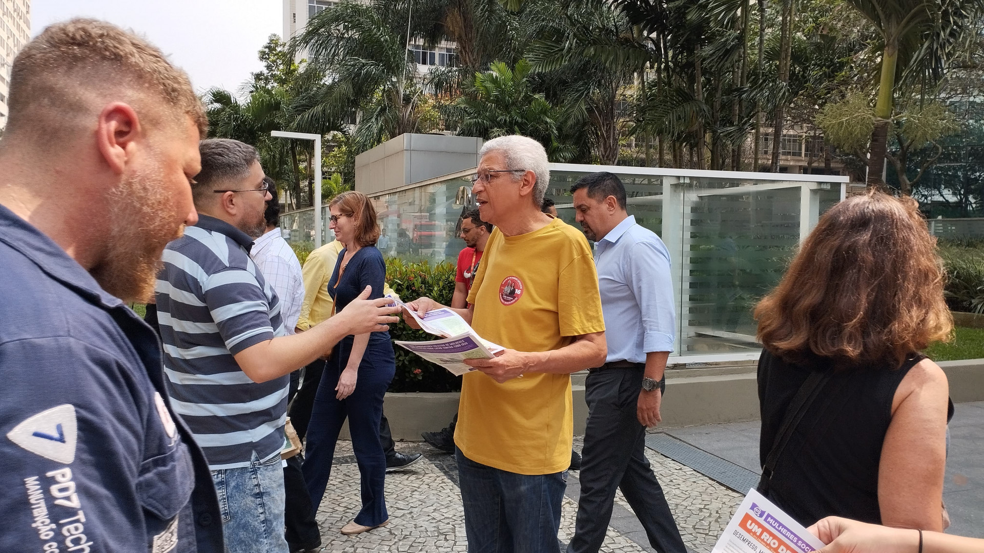 Cyro Garcia (PSTU) panfletou no Edifício Senado Edisen, no Centro do Rio - Divulgação