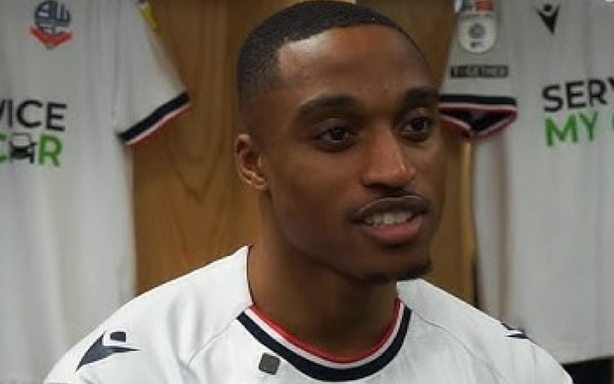 Victor Adeboyejo, atacante do Bolton Wanderers - Reprodução de vídeo