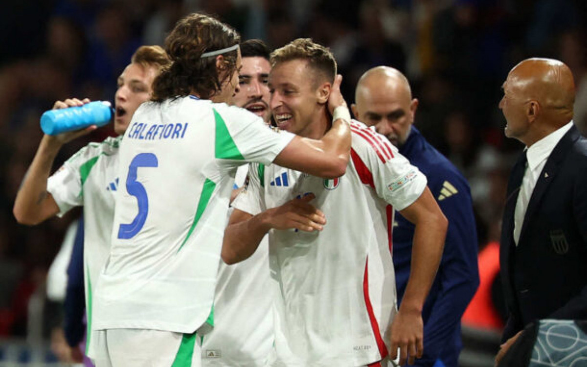 Italy's midfielder #16 Davide Frattesi (C) celebrates scoring his team's second goal during the UEFA Nations League Group A2 football match between France and Italy at the Parc des Princes in Paris on September 6, 2024. (Photo by FRANCK FIFE / AFP)