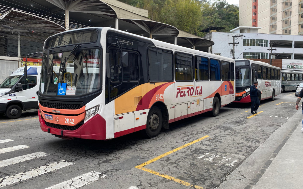 Ônibus da Petro Ita fecharam parte da Rua Paulo Barbosa