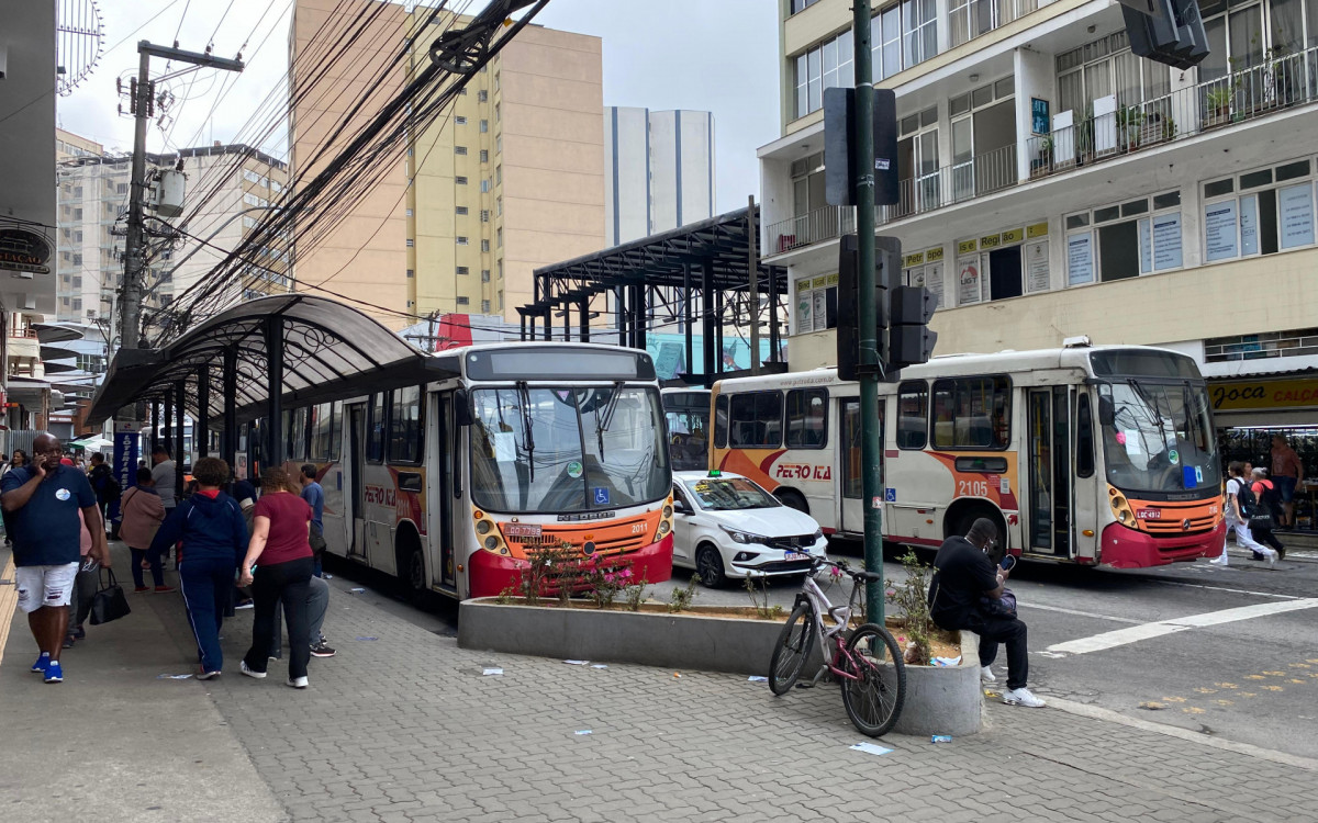 Ônibus da Petro Ita fecharam parte da Rua Paulo Barbosa