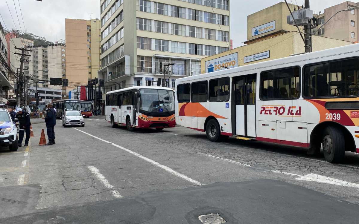 Ônibus da Petro Ita fecharam parte da Rua Paulo Barbosa