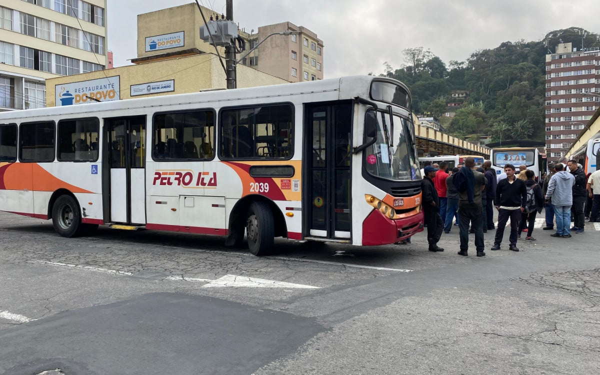 Ônibus da Petro Ita fecharam parte da Rua Paulo Barbosa - Foto: Enzo Gabriel