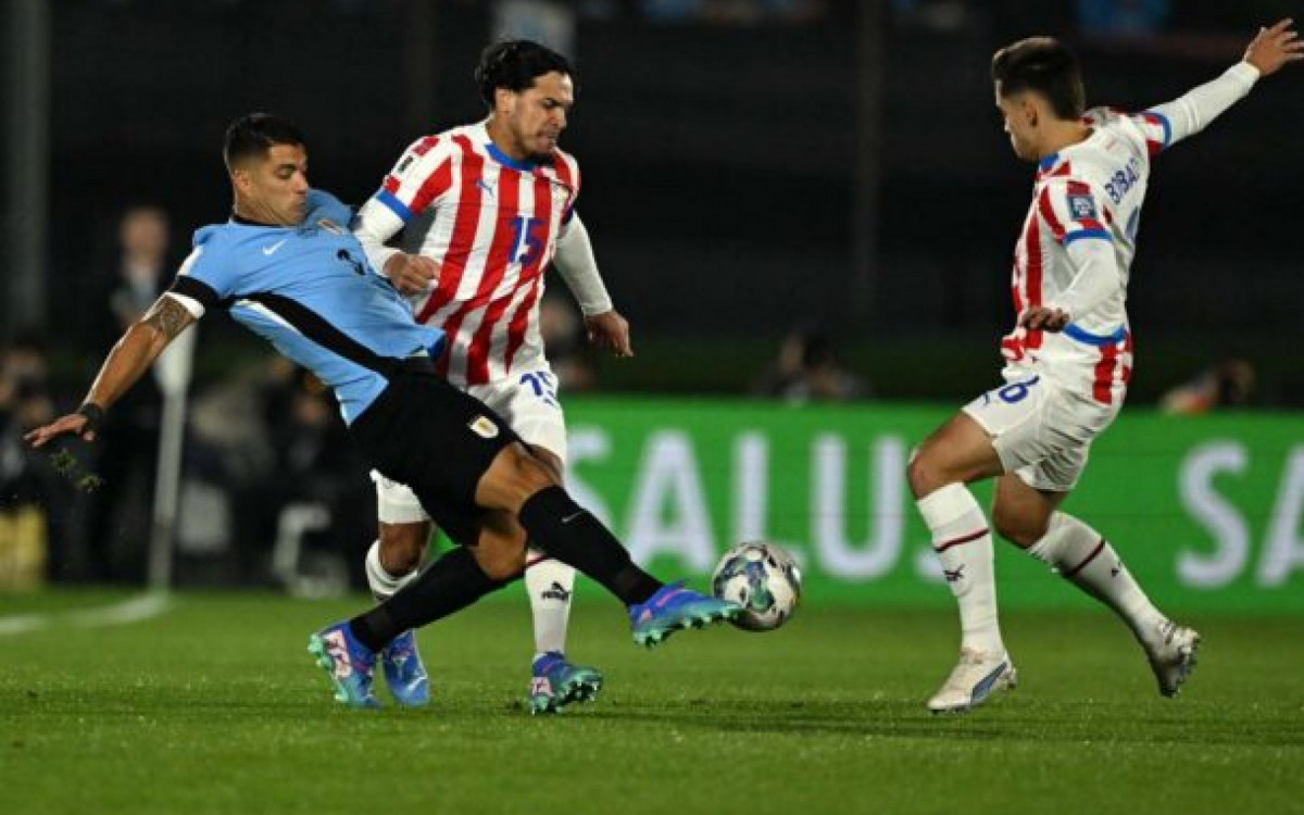 Uruguay's forward Luis Suarez (L), Paraguay's defender Gustavo Gomez (C) and Paraguay's midfielder Damian Bobadilla fight for the ball during the 2026 FIFA World Cup South American qualifiers football match between Uruguay and Paraguay at the Centenario stadium in Montevideo, on September 6, 2024. (Photo by Eitan ABRAMOVICH / AFP) (Photo by EITAN ABRAMOVICH/AFP via Getty Images)