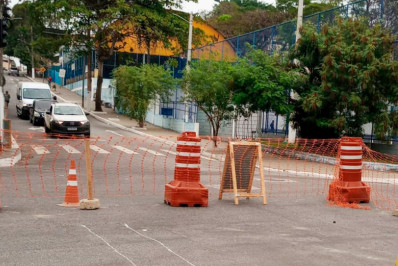 Obras de ampliação do sistema de esgoto avançam em Aroeira e Imbetiba