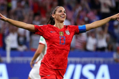 Lenda do futebol feminino anuncia aposentadoria dos gramados e gravidez