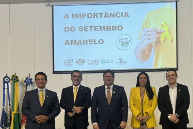 Gardênia Cavalcanti é homenageada pelo MPRJ por falar de saúde mental na TV aberta