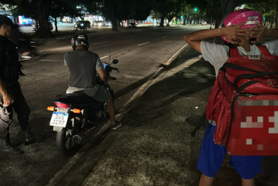 Dois integrantes de quadrilha de falsos entregadores são presos na Zona Sul