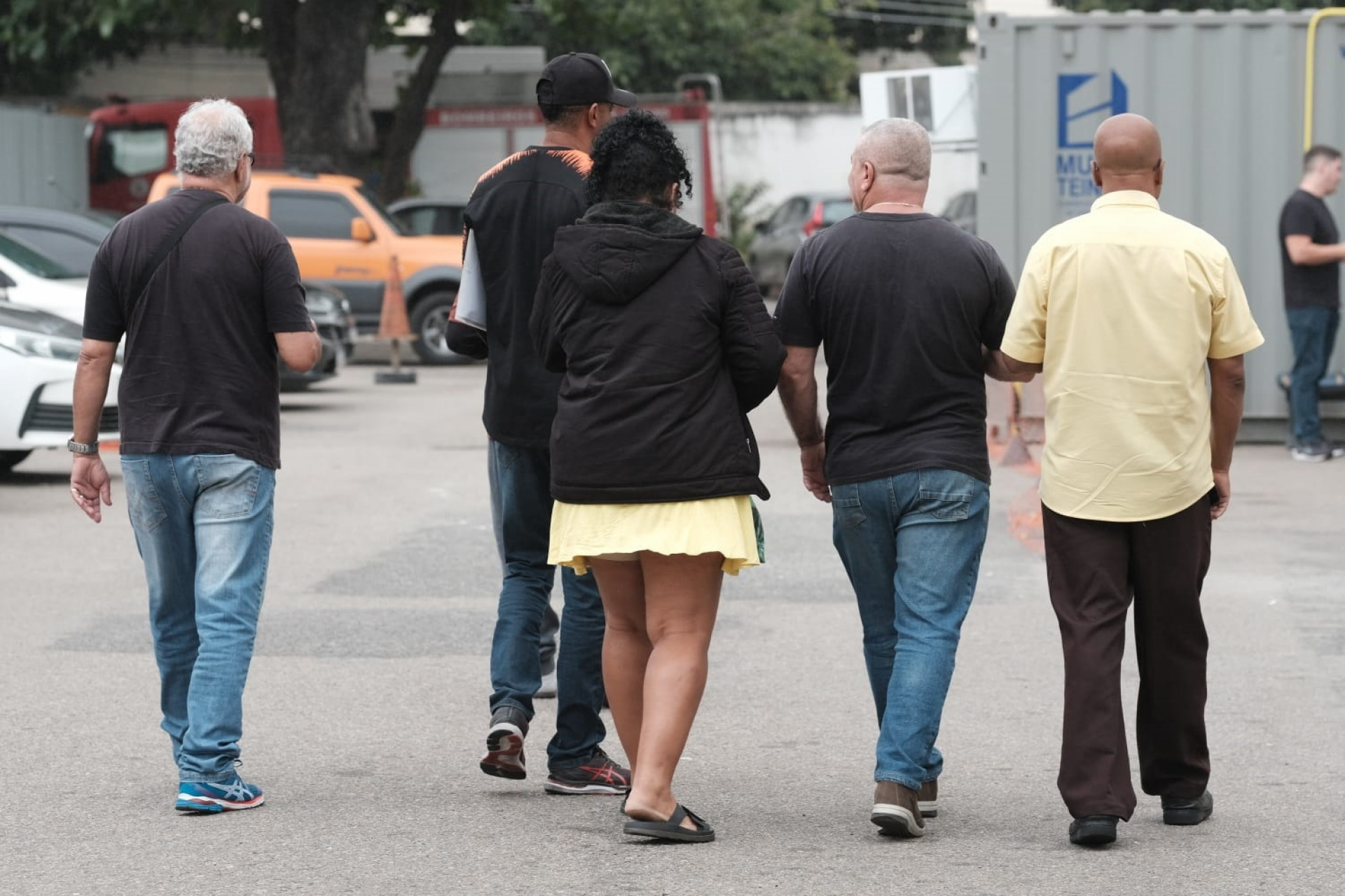 Familiares de Larissa de Paula no IML Afrânio Peixoto para liberação do corpo da jovem, morta em assalto na Pavuna  - Pedro Teixeira/ Agência O Dia