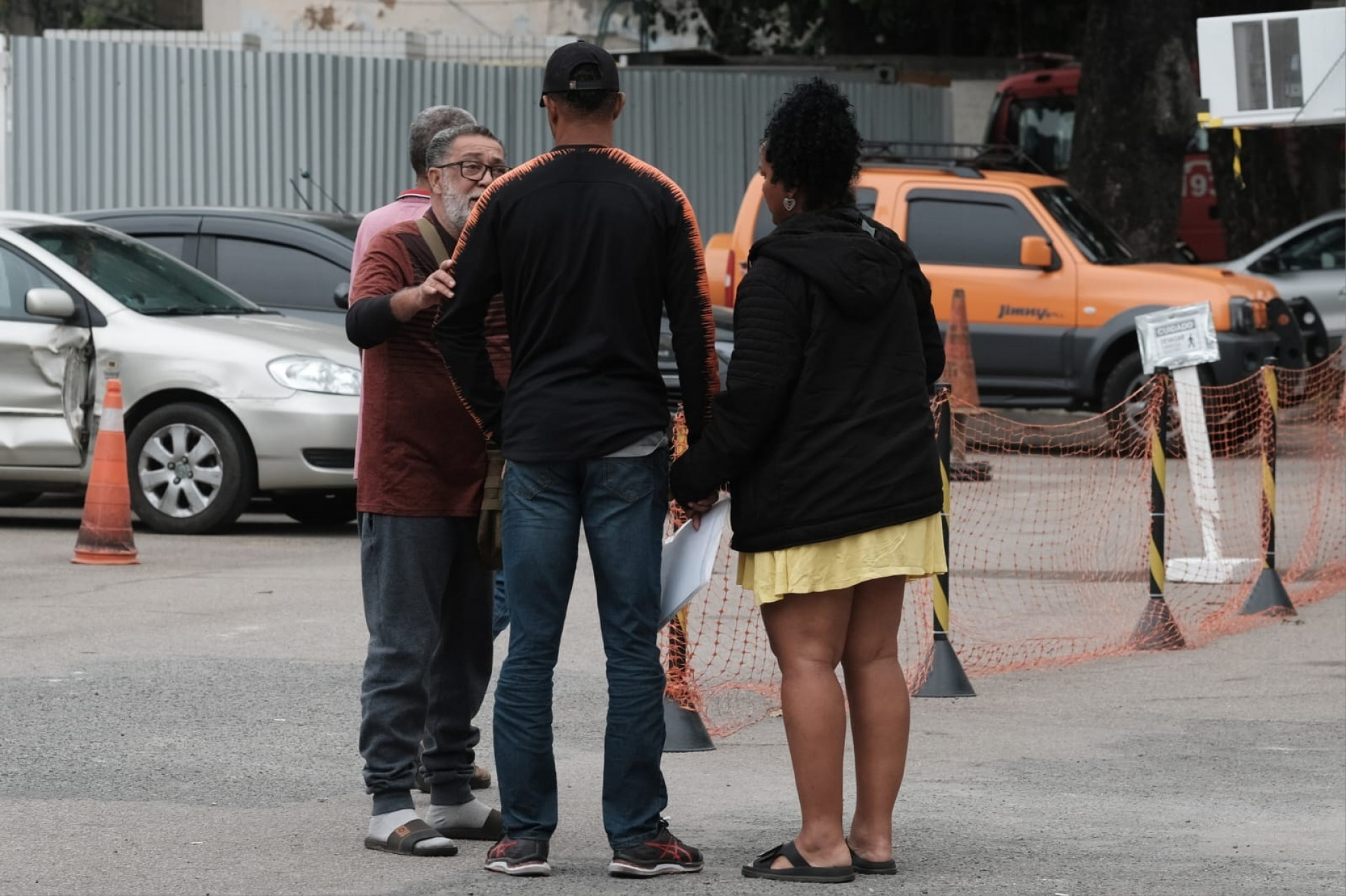 Familiares de Larissa de Paula no IML Afrânio Peixoto para liberação do corpo da jovem, morta em assalto na Pavuna  - Pedro Teixeira/ Agência O Dia