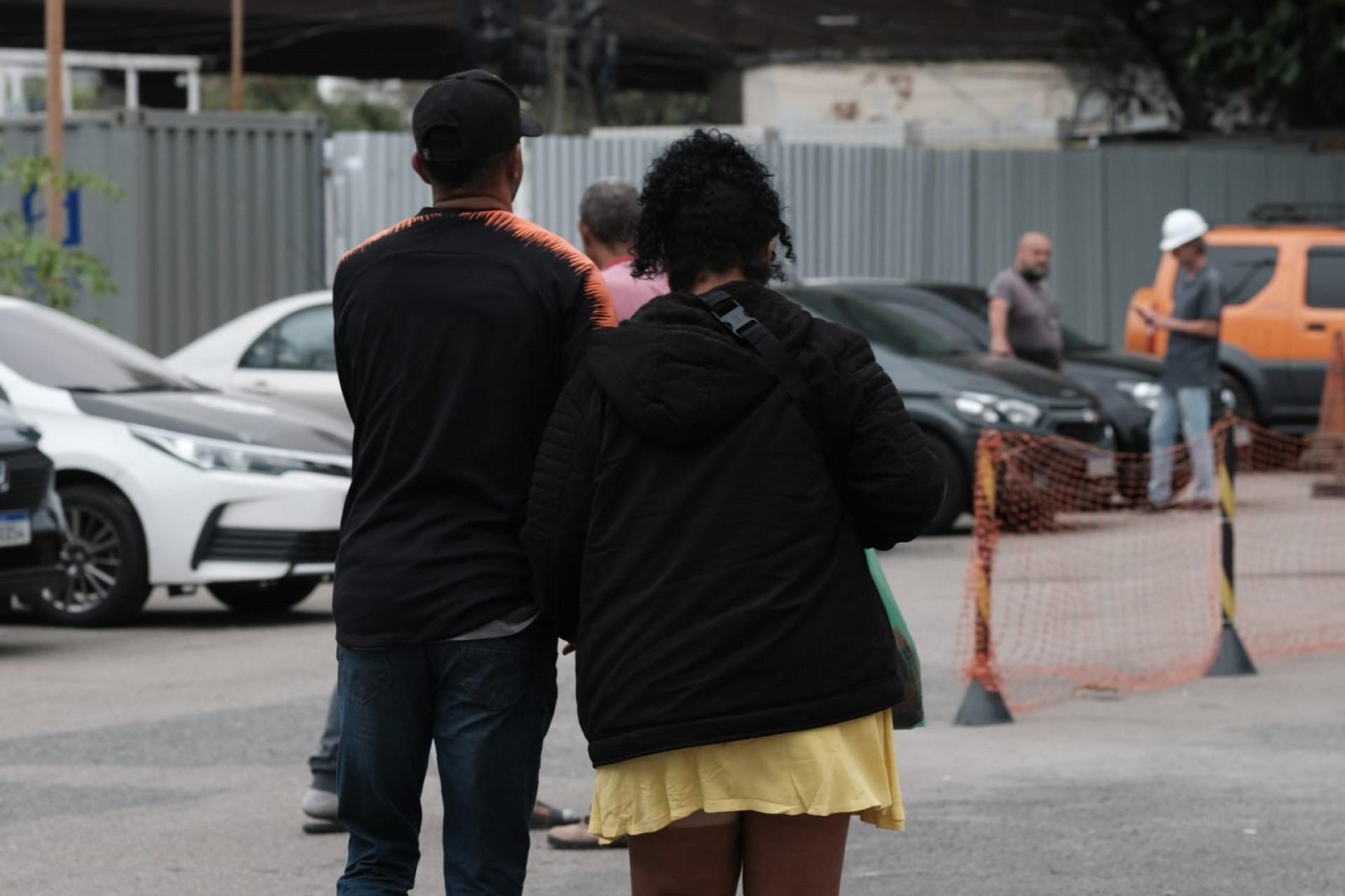 Familiares de Larissa de Paula no IML Afrânio Peixoto para liberação do corpo da jovem, morta em assalto na Pavuna  - Pedro Teixeira/ Agência O Dia