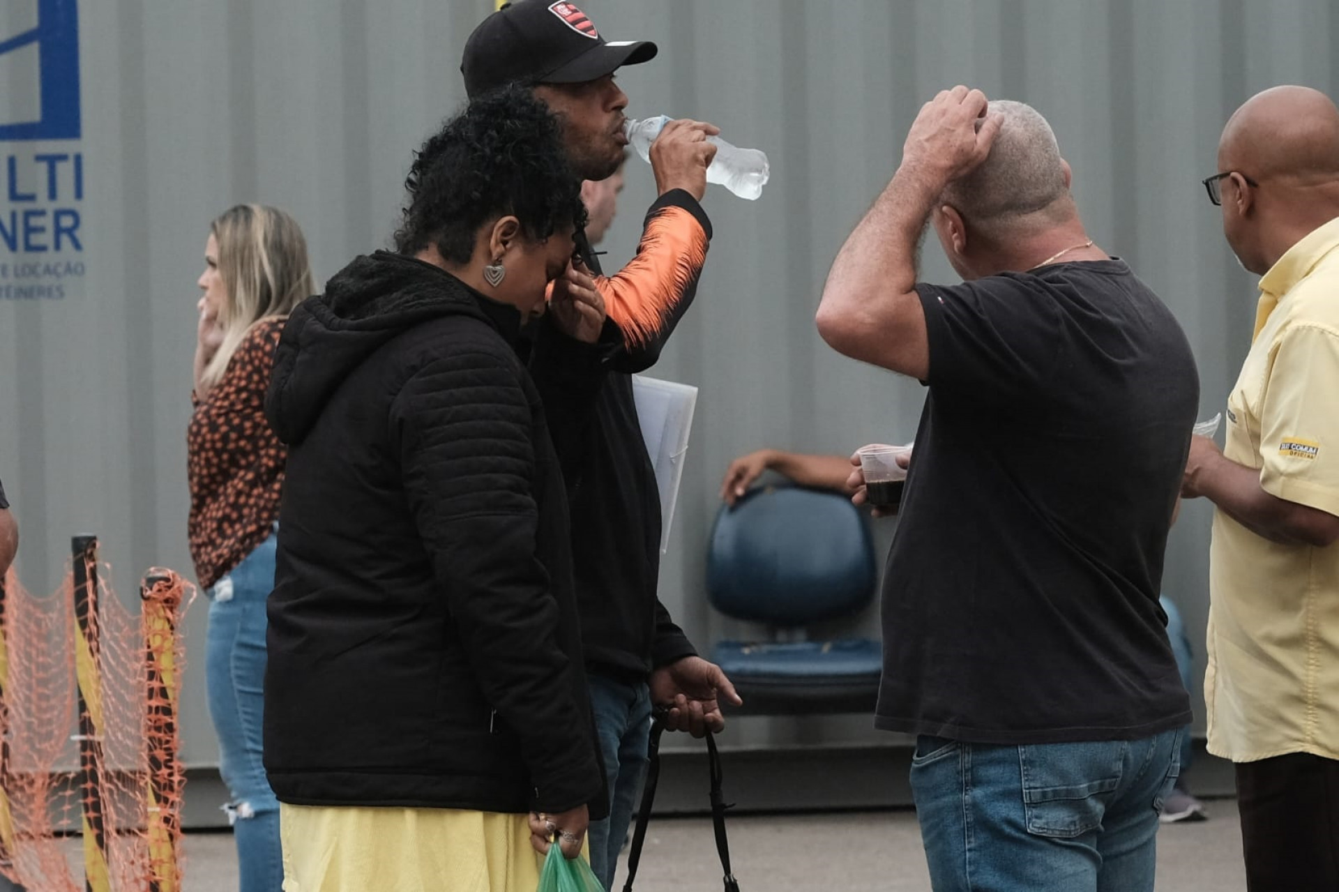 Familiares de Larissa de Paula no IML Afrânio Peixoto para liberação do corpo da jovem, morta em assalto na Pavuna  - Pedro Teixeira/ Agência O Dia