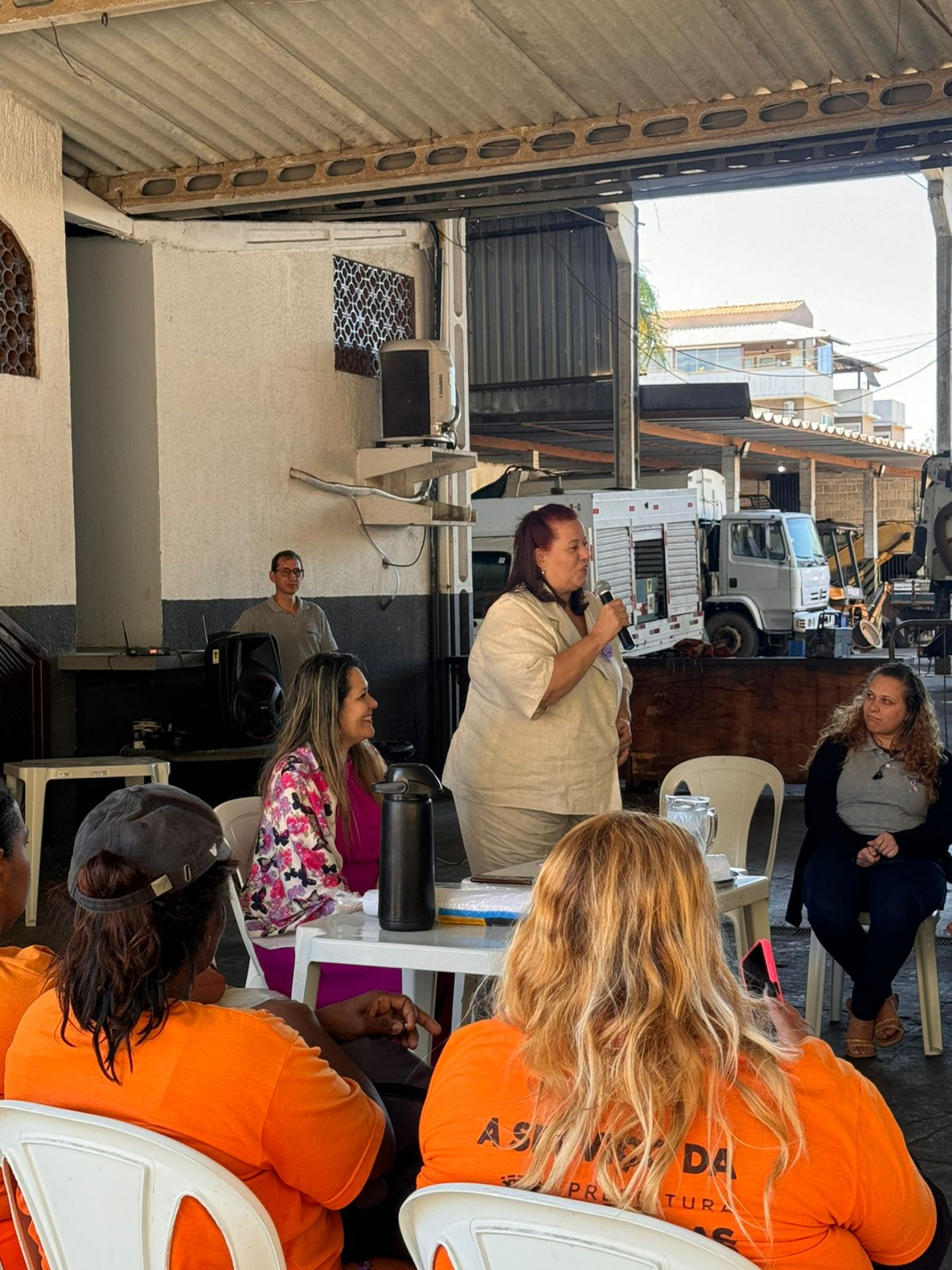 Os colaboradores da Terrapleno Rio das Ostras participaram ativamente, demonstrando interesse e envolvimento ao longo da palestra.