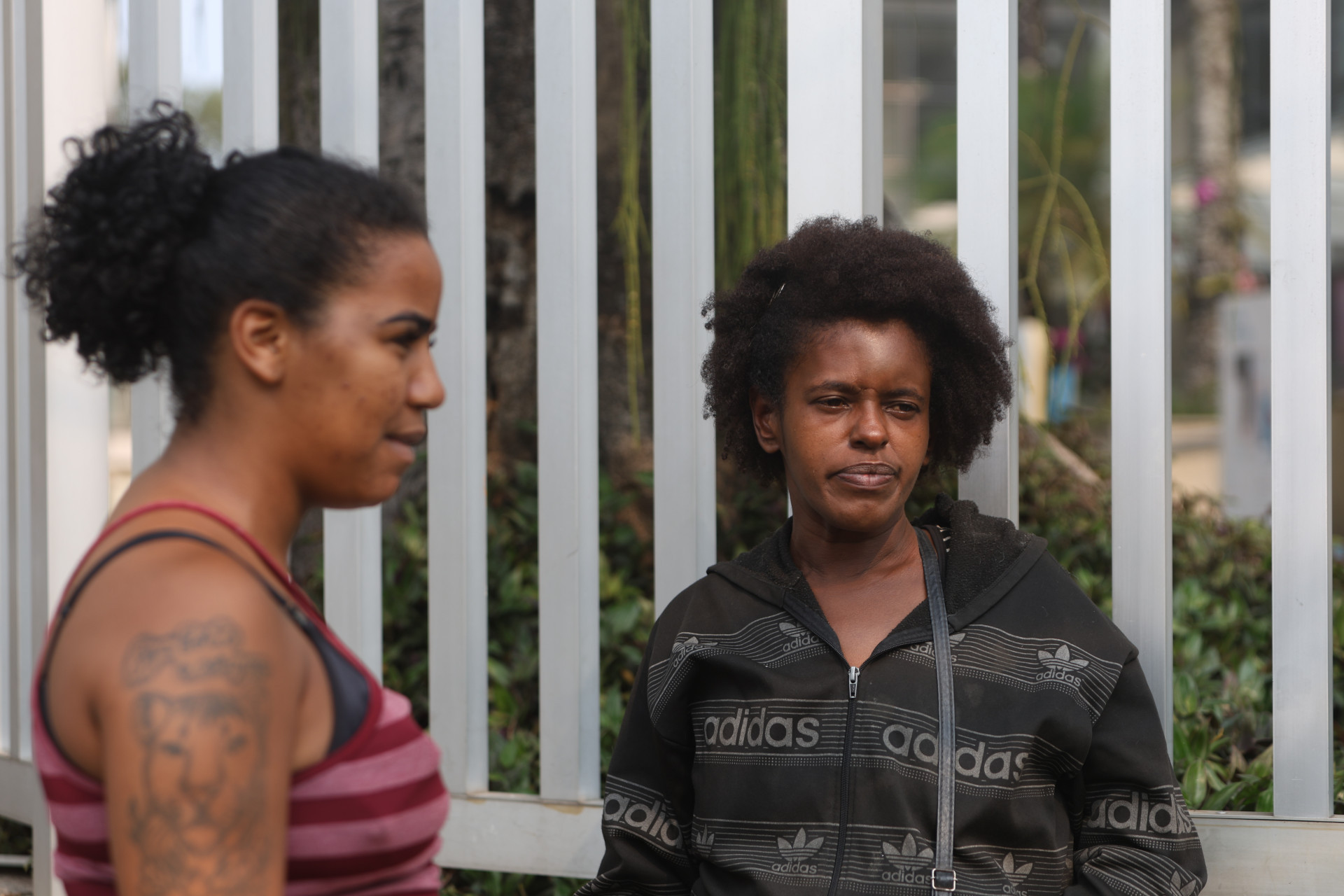 Aparecida Guimar&atilde;es, m&atilde;e de Davi Geovane, na entrada do Hospital Quinta D'or, na Zona Norte do Rio - Renan Areias/Ag&ecirc;ncia O Dia