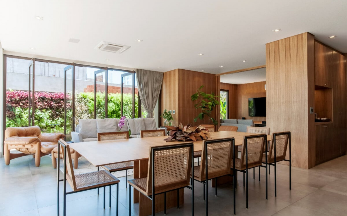 O tampo da mesa &eacute; uma parte importante da decora&ccedil;&atilde;o (Imagem: Xavier Neto | Projeto: Paiva e Passarini Arquitetura)