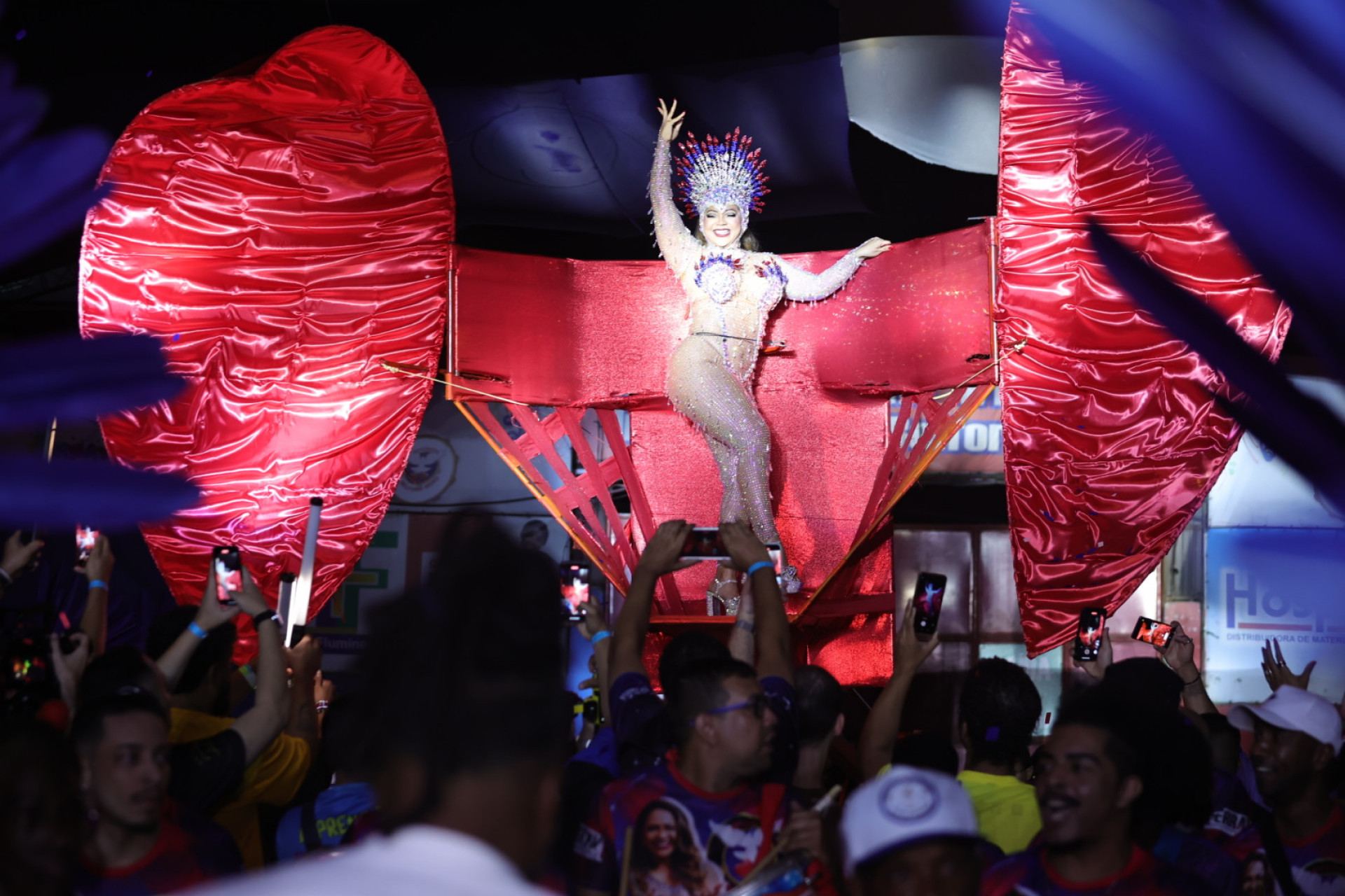 Cerimônia de coroação de Darlin Ferrattry como rainha de bateria pela Inocentes de Belford Roxo - Anderson Borde / AgNews