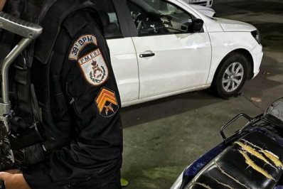 PM prende dupla de assaltantes com réplica de pistola e motocicleta roubada em Belford Roxo