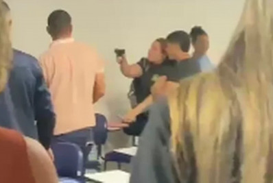 Universitária saca arma para colega de turma durante briga em Maceió; veja o vídeo