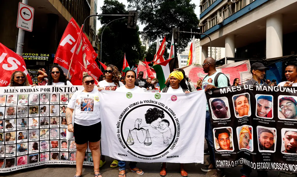 Mães de vítimas da violência estatal puxam Grito dos Excluídos no Rio