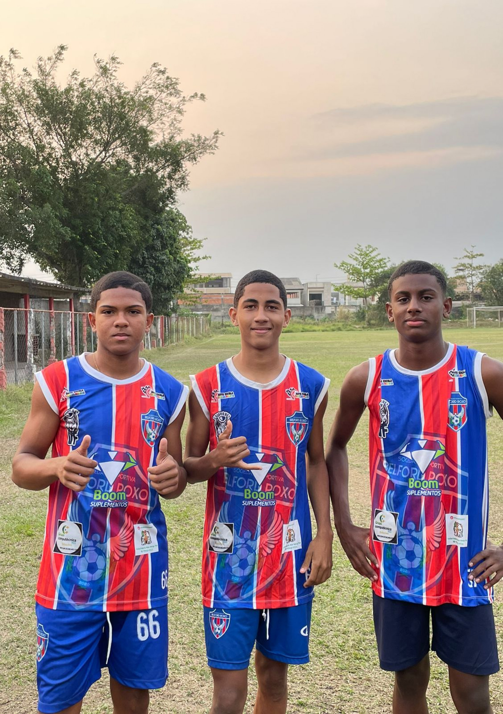 Os jogadores do Sub - 15 preparados para partida contra o Olaria, ponta direita Kayky (E), meia Josué e zagueiro Daniel - William Davoli / SEBR