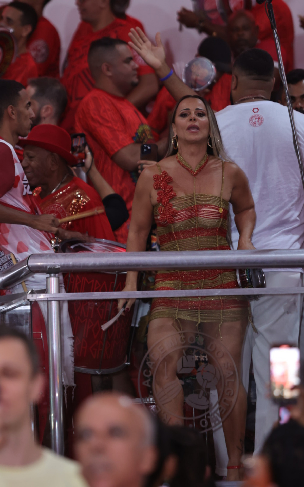 Viviane Araújo se acaba em noite de eliminatória de samba na quadra do Salgueiro