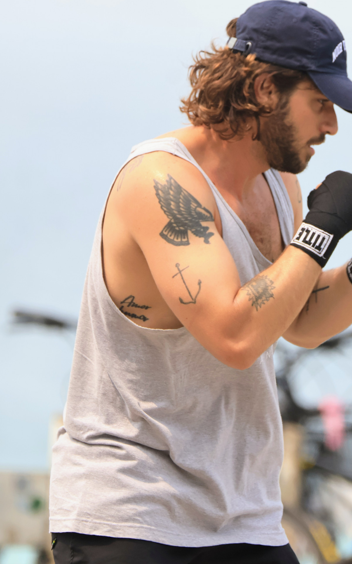 Chay Suede treina na praia do Arpoador