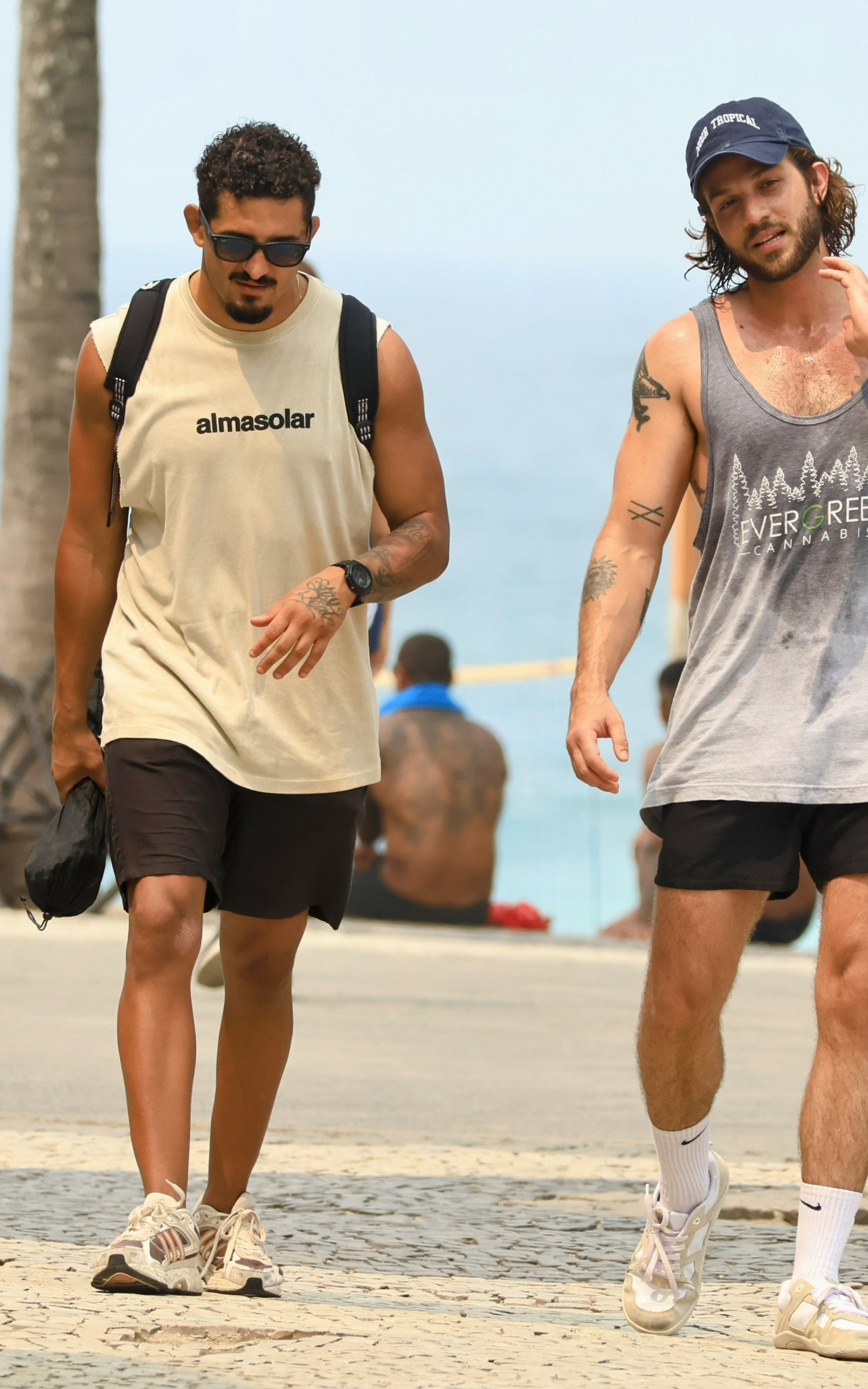 Chay Suede treina na praia do Arpoador