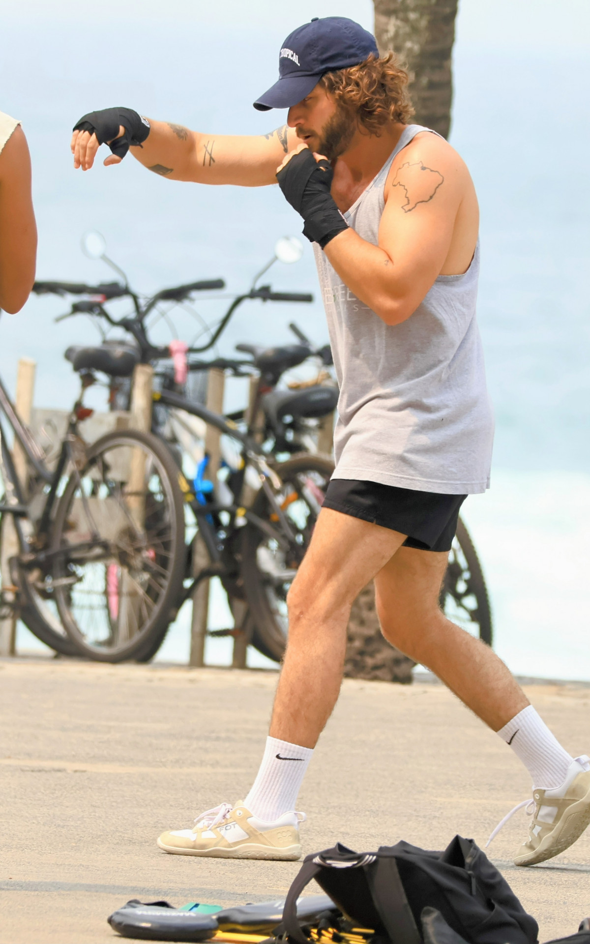 Chay Suede treina na praia do Arpoador