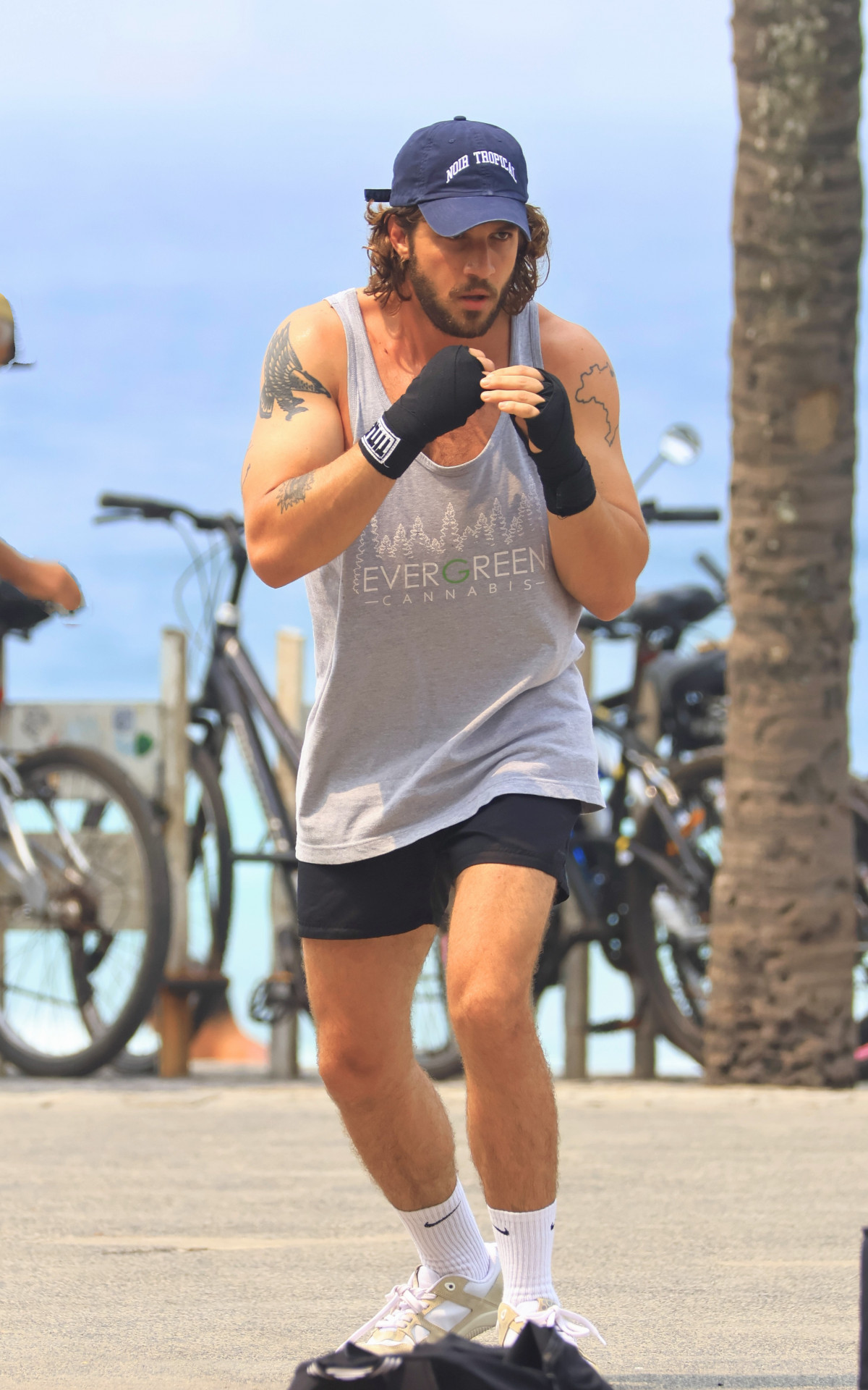 Chay Suede treina na praia do Arpoador