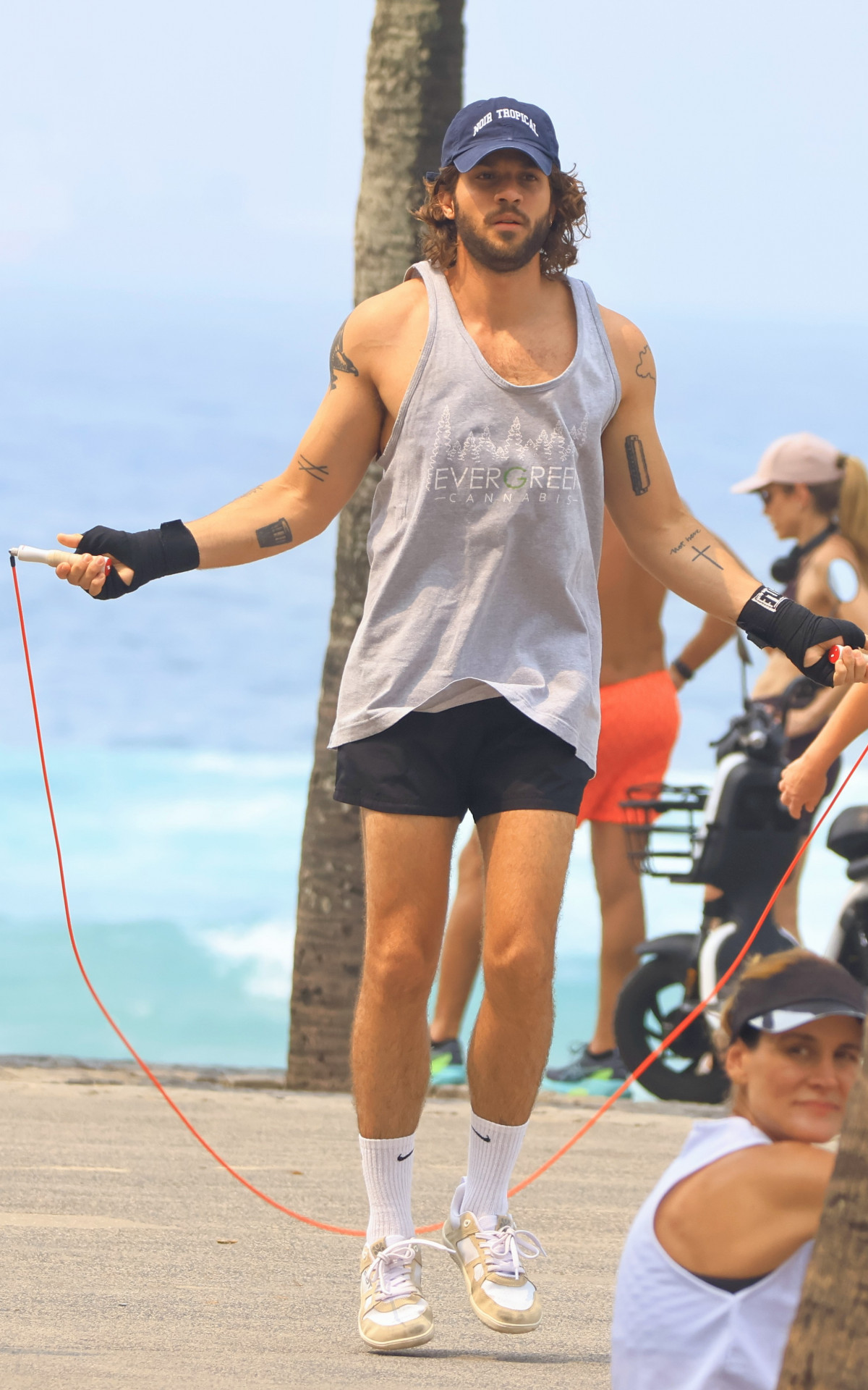 Chay Suede treina na praia do Arpoador