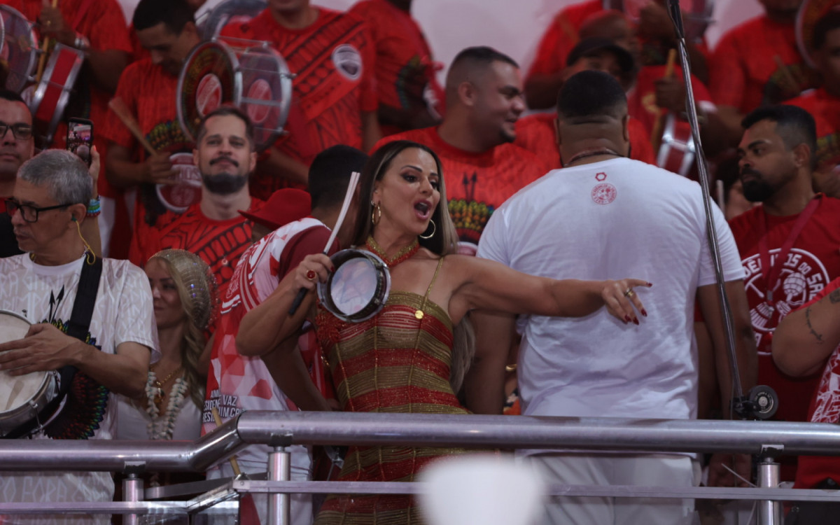 Viviane Araújo se acaba em noite de eliminatória de samba na quadra do Salgueiro