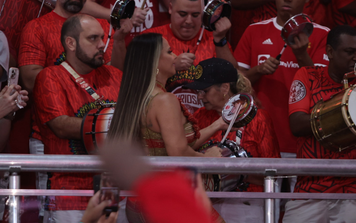 Viviane Araújo se acaba em noite de eliminatória de samba na quadra do Salgueiro