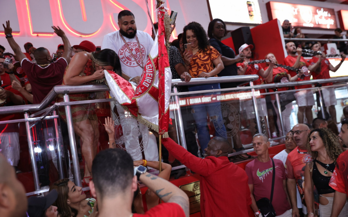 Viviane Araújo se acaba em noite de eliminatória de samba na quadra do Salgueiro