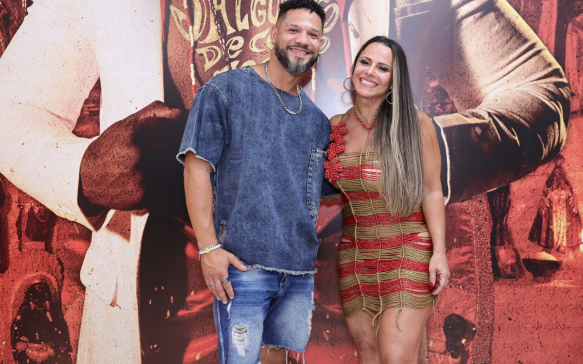 Viviane Araújo posa ao lado do ex-\'BBB\' Juninho 