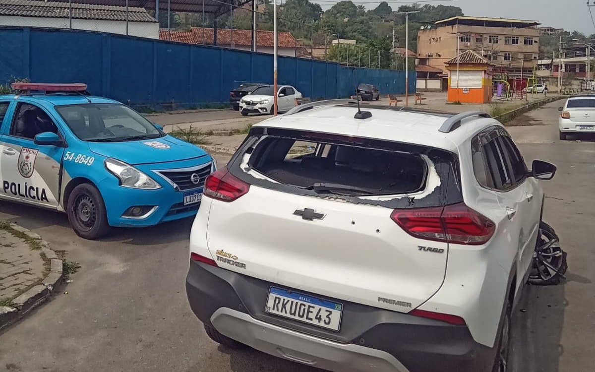 O carro roubado recuperado pelos policiais militares