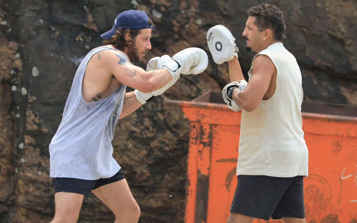 Chay Suede treina na praia do Arpoador