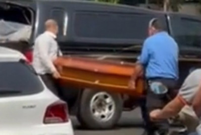 Vídeo: caixão é retirado de rodovia após cair de carro funerário