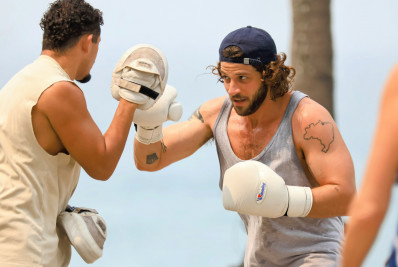 Chay Suede aproveita domingo ensolarado para se exercitar ao ar livre