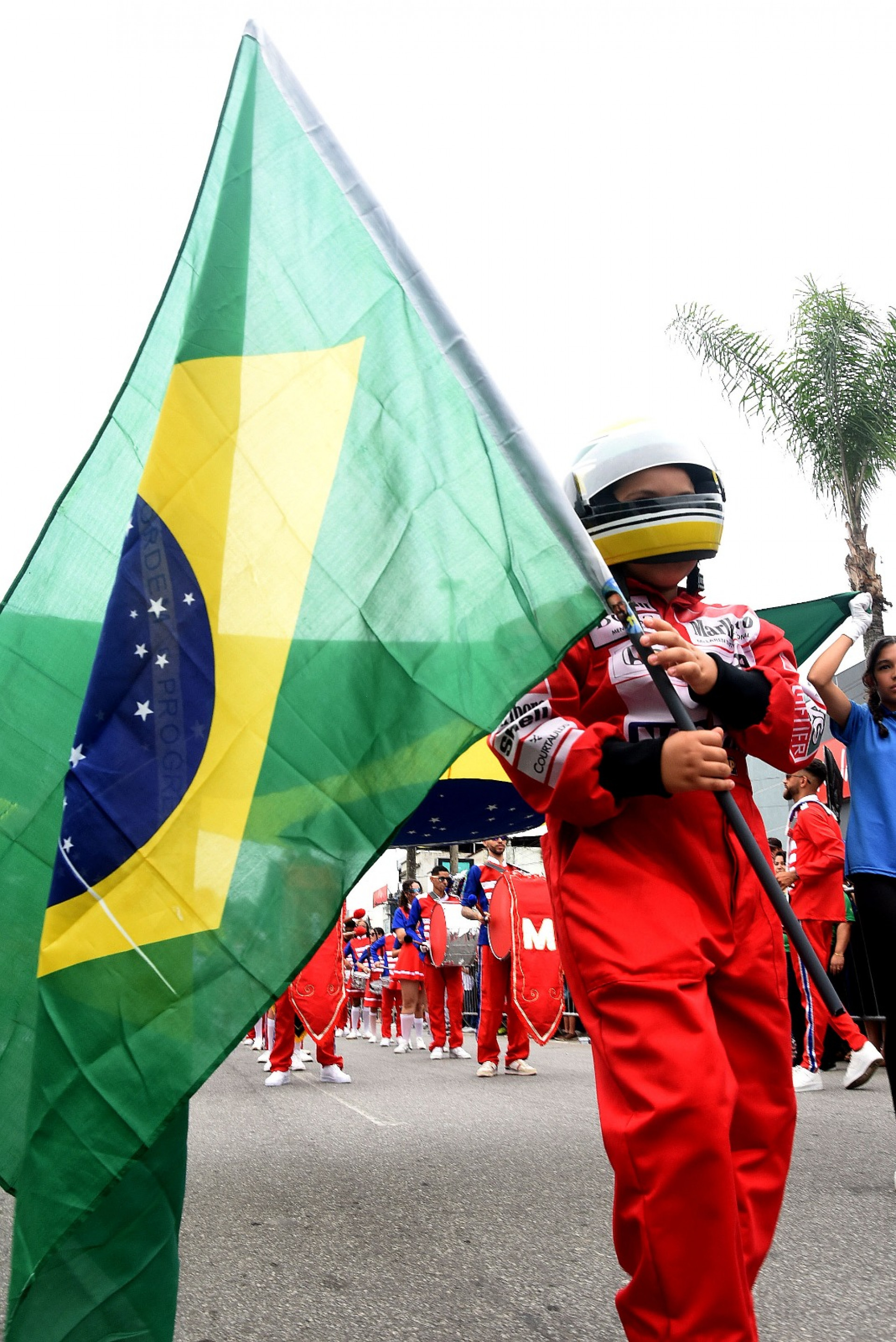 O pequeno homenageando um dos maiores ídolos do país e apaixonado por Angra, o piloto de fórmula 1, Ayrton Senna    - Divulgação/PMAR