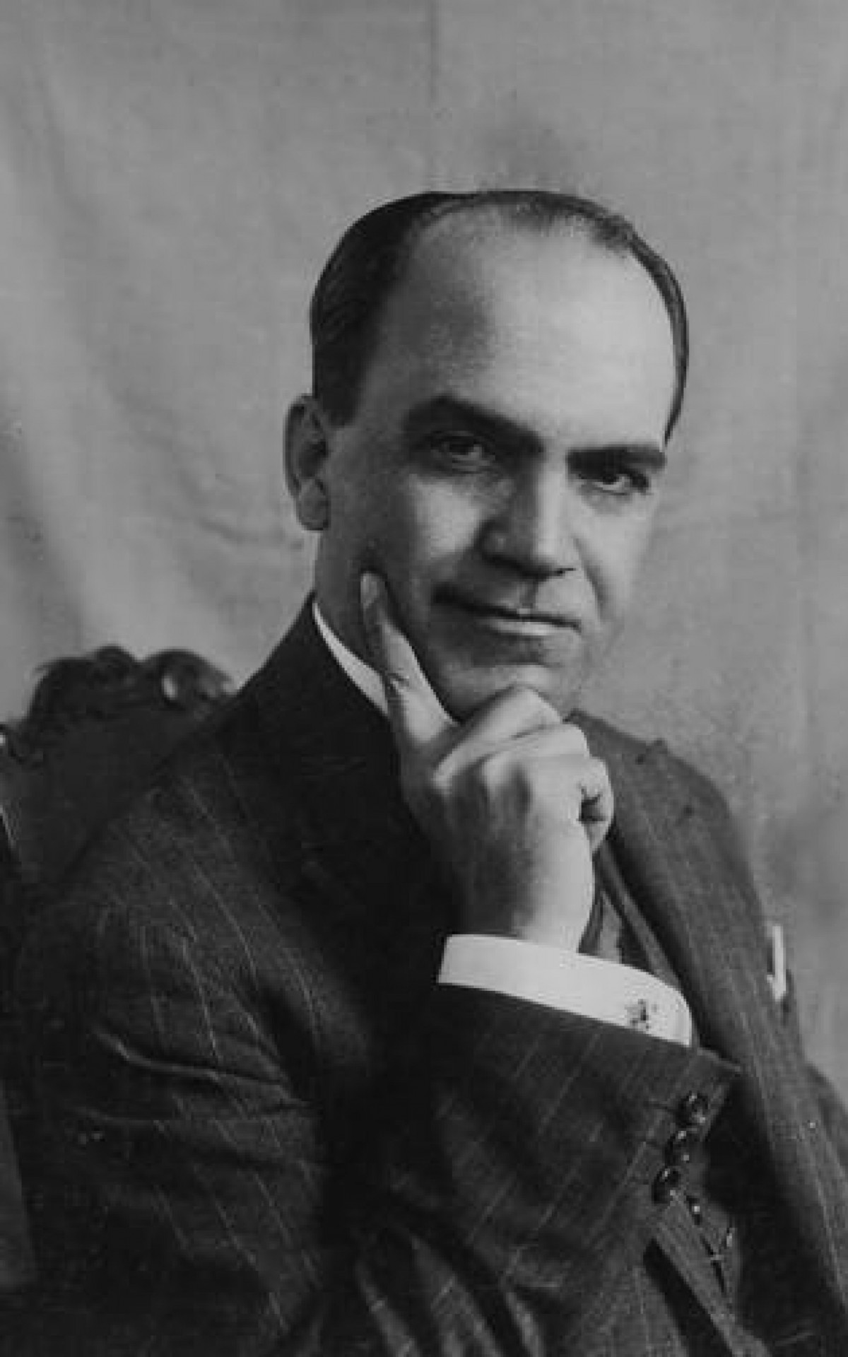 Alaor Prata foi prefeito do Rio de Janeiro (à época Distrito Federal) entre 1922 e 1926. Dez anos depois de deixar o cargo, ele foi eleito presidente do Fluminense, entre 1936 e 1940. Em cinco anos à frente do clube, conquistou quatro títulos cariocas, dentre eles um tricampeonato