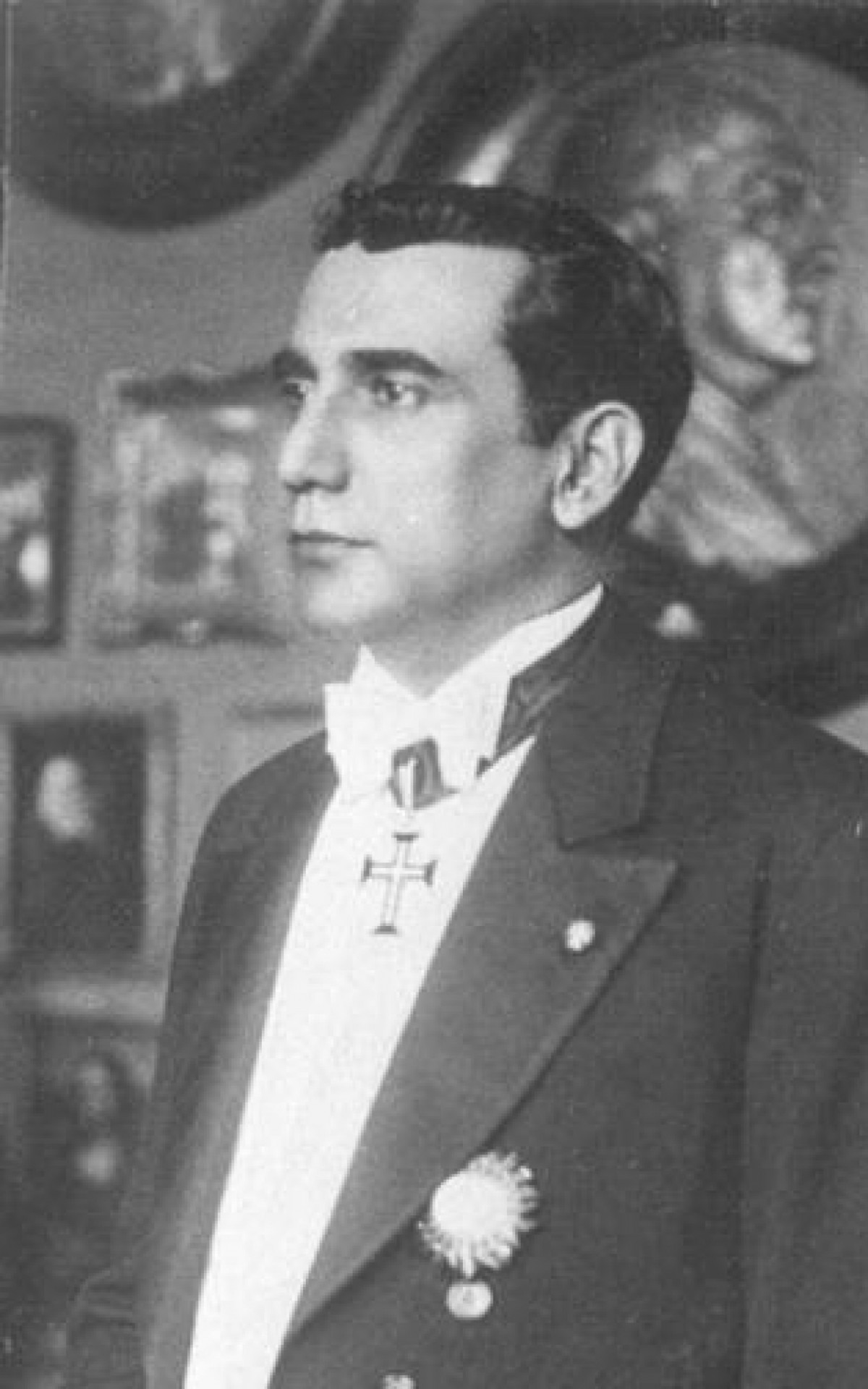 O médico pernambucano Pedro Ernesto do Rêgo Batista (30 de setembro de 1931 a 2 de outubro de 1934) foi o primeiro prefeito do Rio a investir dinheiro público para a realização do carnaval na cidade, justificando o investimento de olho no mercado do turismo